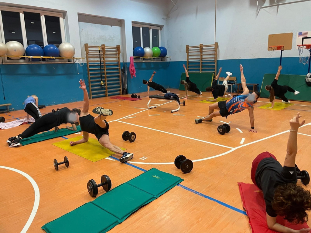 Sessione di ginnastica di gruppo con piccoli attrezzi in studio